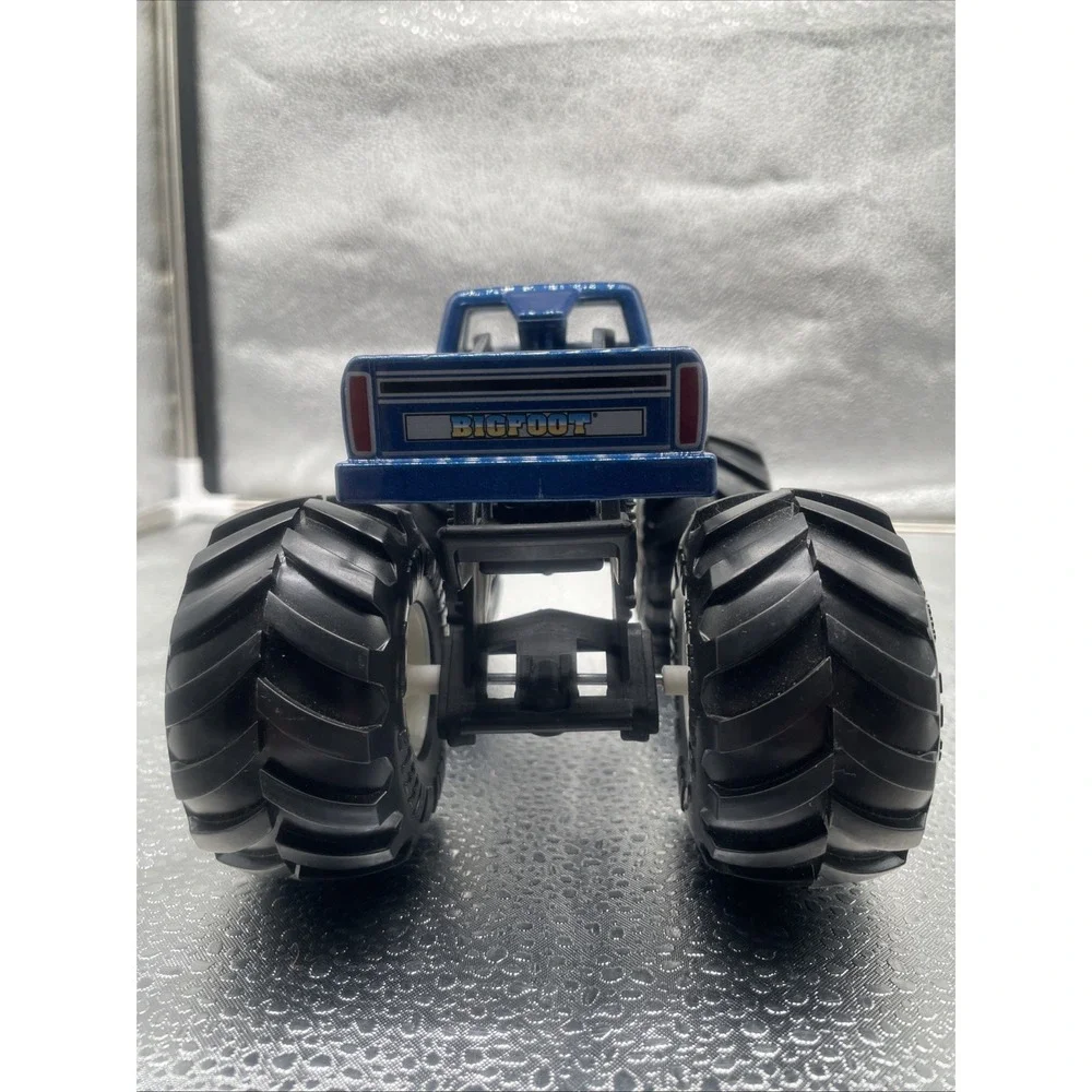 Hot Wheels BIG FOOT Monster Jam Oversized Truck Big Foot Die Cast Metal